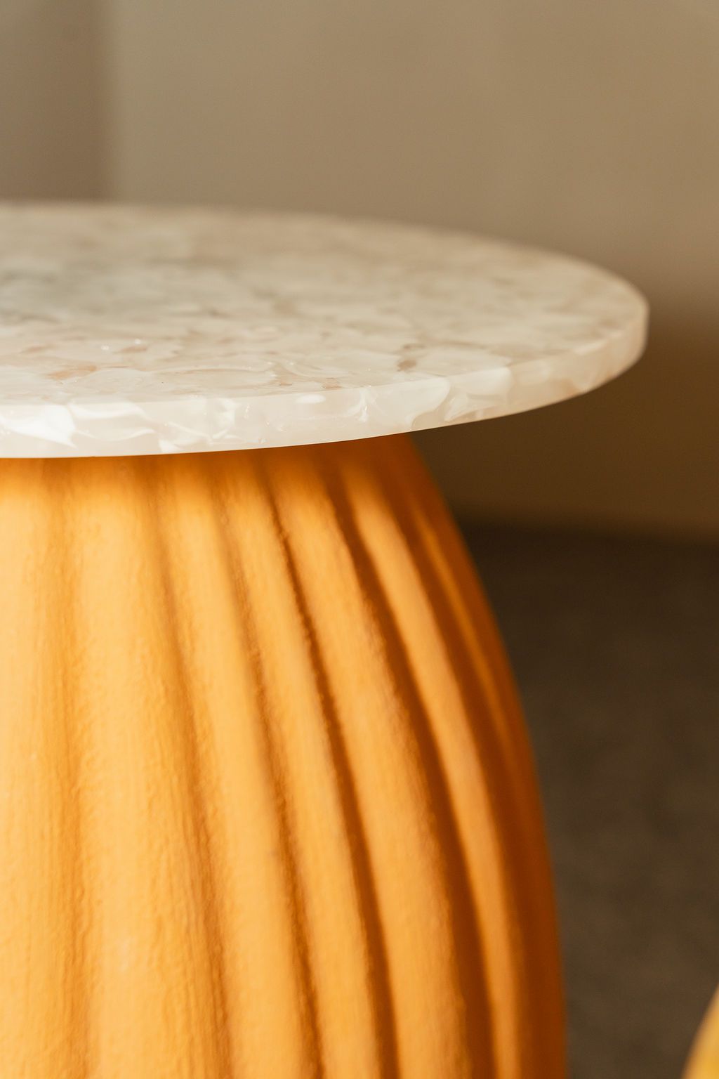 SP ARTE 2024 - Mesa lateral - tampo amarelo - Coleção Jardim por Fabia Toqueti Pace
